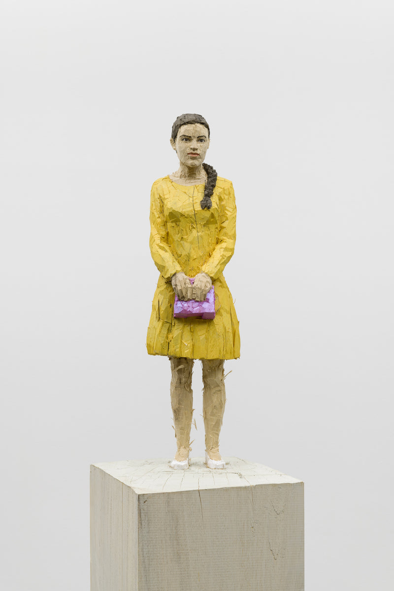 Frau in gelbem Kleid