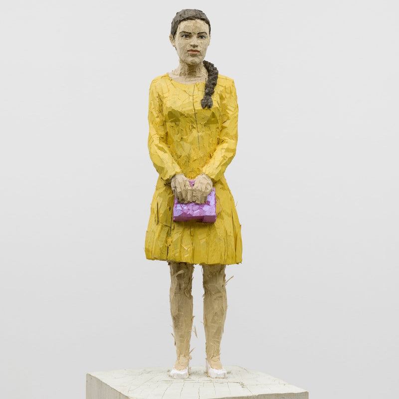 Frau in gelbem Kleid