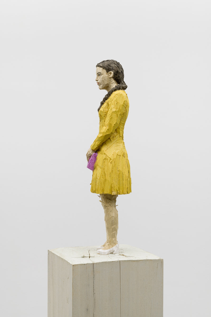 Frau in gelbem Kleid
