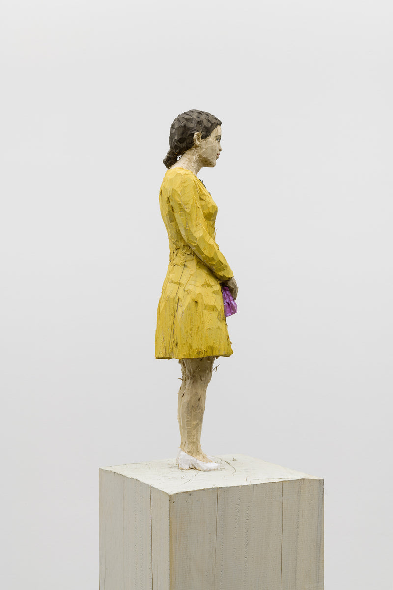 Frau in gelbem Kleid