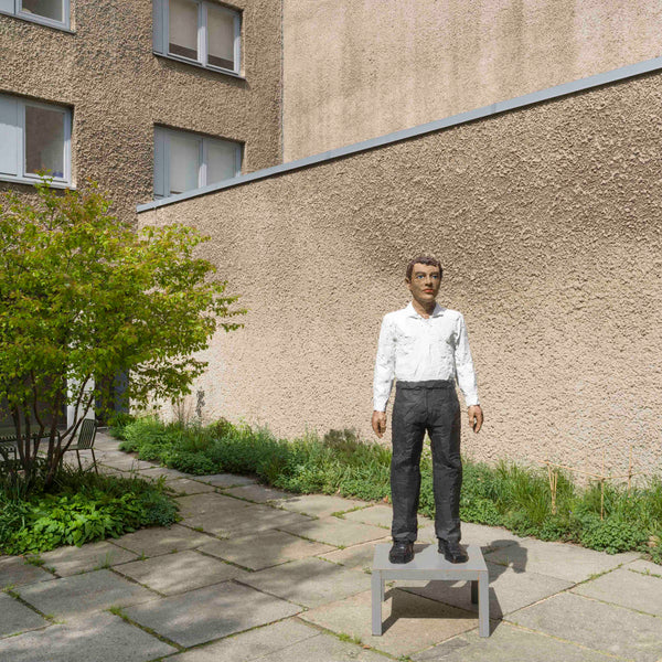 Mann, schwarze Hose, weißes Hemd / Man, Black Trousers, White Shirt