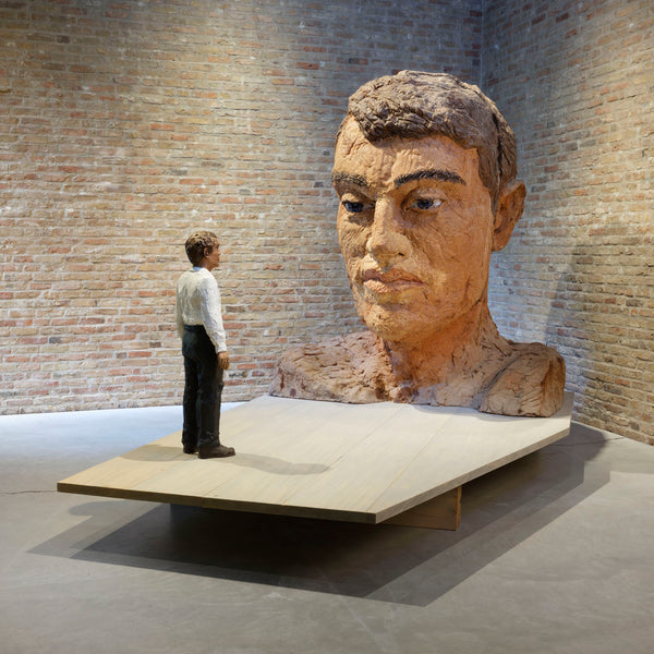 Großer Kopf mit Figur